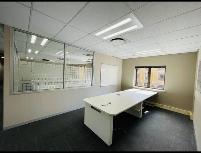 950M² OFFICE TO LET IN MAGALIESSIG